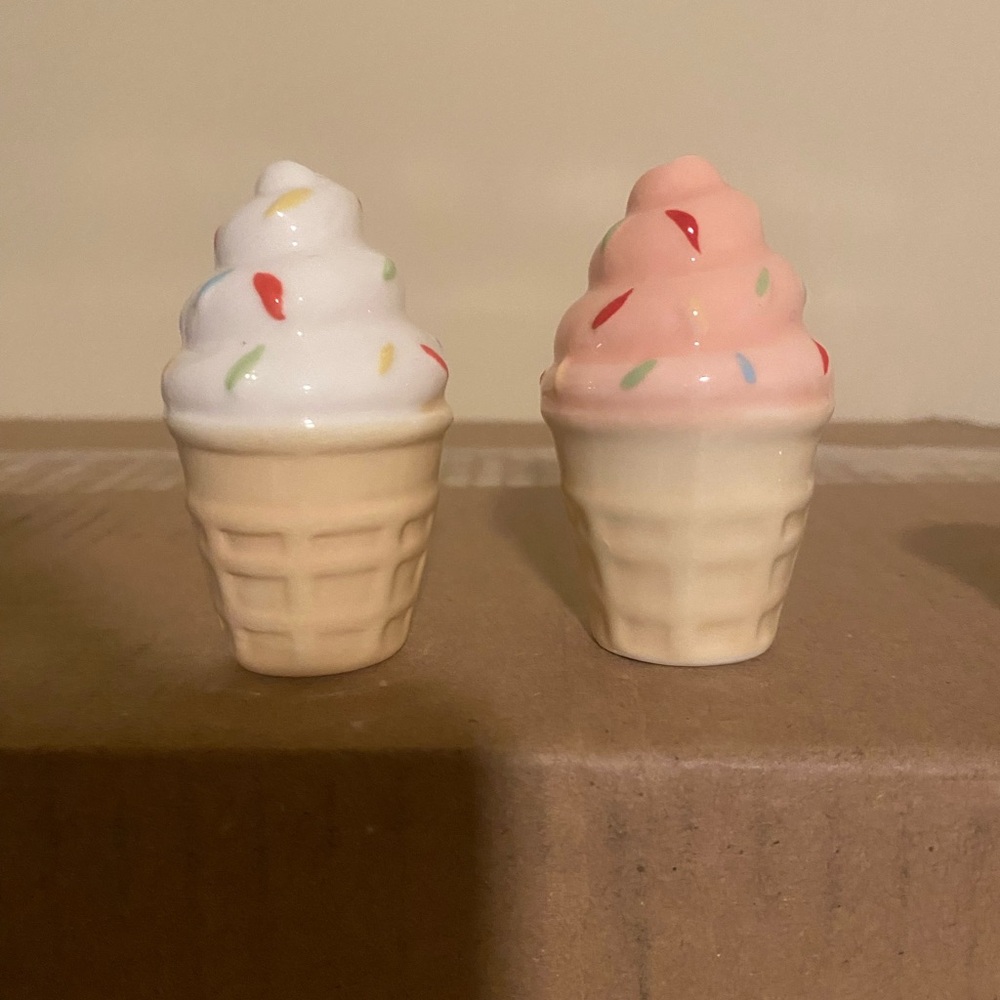Cracker Barrel Ice Cream Cone Mini Salt & Pepper Shakers Summer 2025 Tropical!